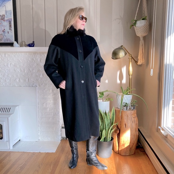 Gorgeous & Classic Vintage Wool Coat With Genuine Fur Collar - Picture 2 of 14